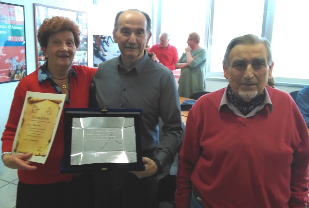 Maria Valentini, componente del Direttivo FUPS-CSdL, festeggiata per il suo ottantesimo compleanno. Al suo fianco il Segretario FUPS Elio Pozzi e il Presidente FUPS Alberto Mino