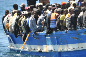 ansa - eleonora barbieri - IMMIGRAZIONE:ALTRI SBARCHI A LAMPEDUSA MENTRE ARRIVA PREMIER